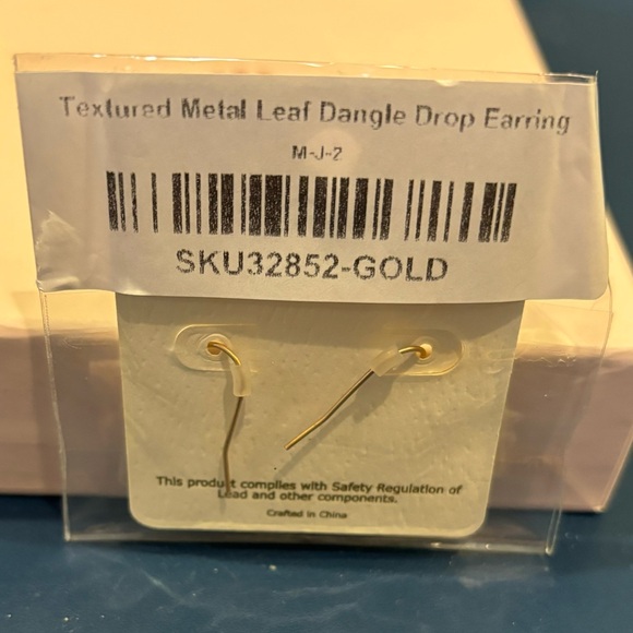 NWT RUE 27 TEXTURED LEAF DROP EARRINGS - Picture 2 of 3